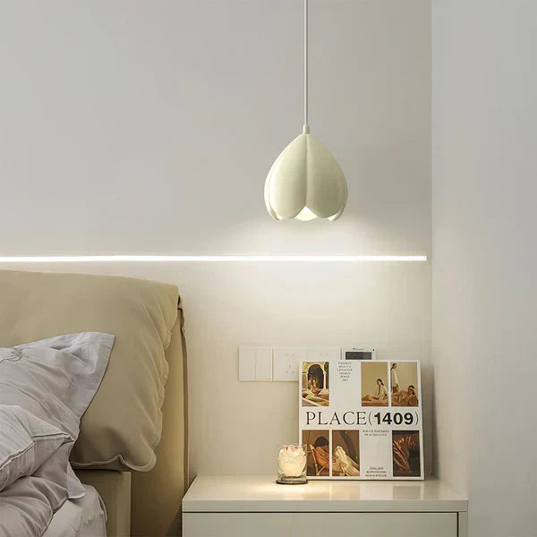 FlowerGlow - Elegant Cream Pendant Light for a Warm Interior