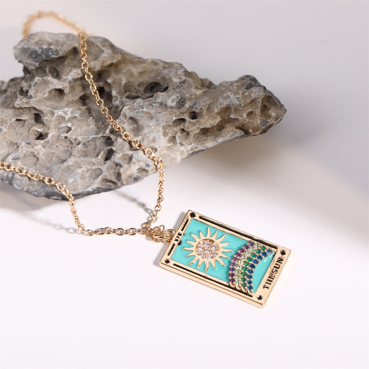 Amara - Collier pendentif tarot doré en zircone