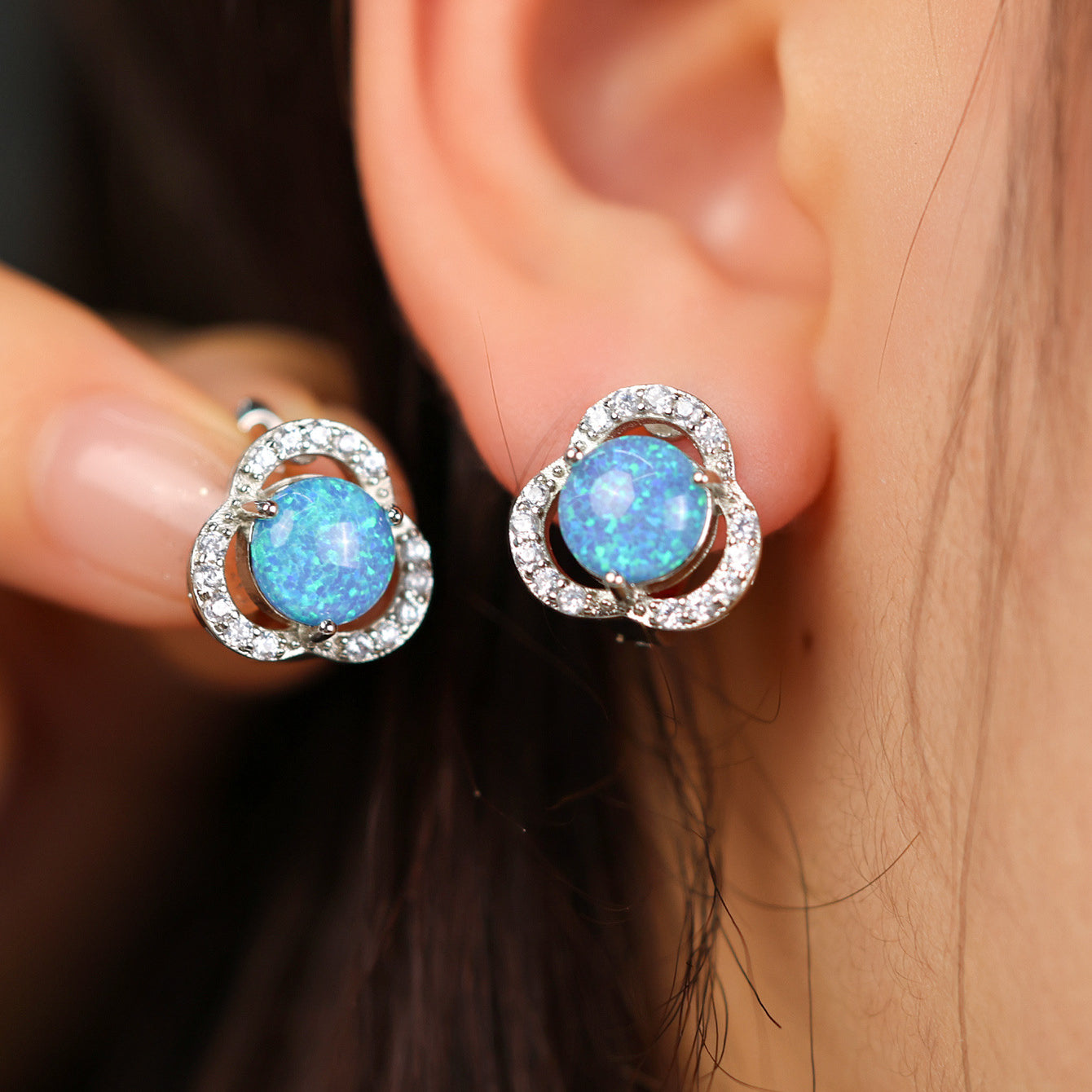 Elara - Boucles d'oreilles trèfle en opale blanche et zircone