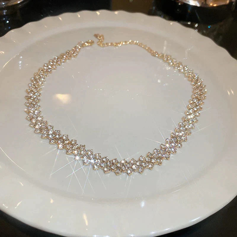 Choker doré aux pierres scintillantes, élégance intemporelle