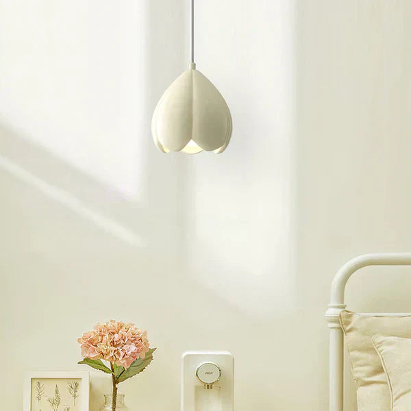 FlowerGlow - Elegant Cream Pendant Light for a Warm Interior
