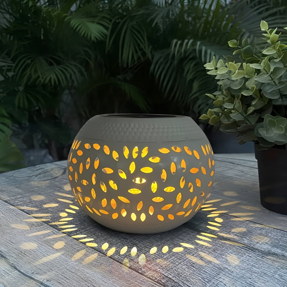 GardenTwinkle - Polka Dot Solar Garden Lamp