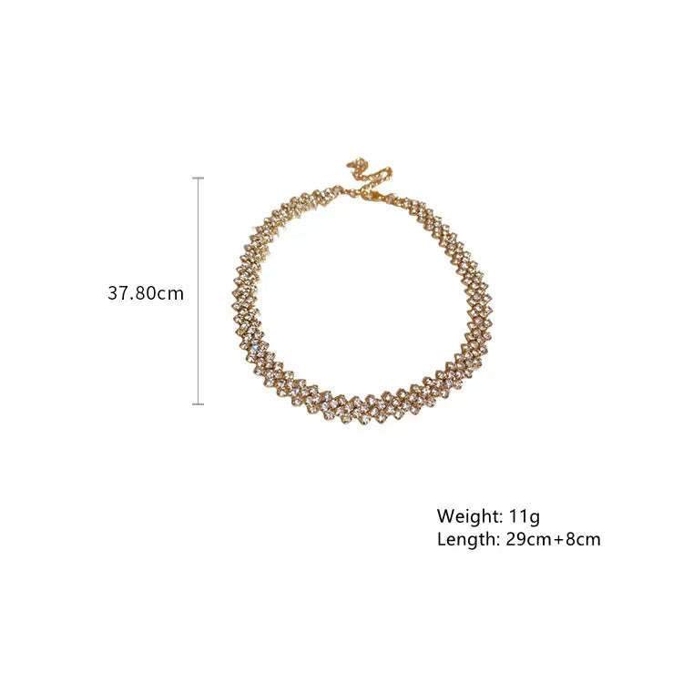 Choker doré aux pierres scintillantes, élégance intemporelle