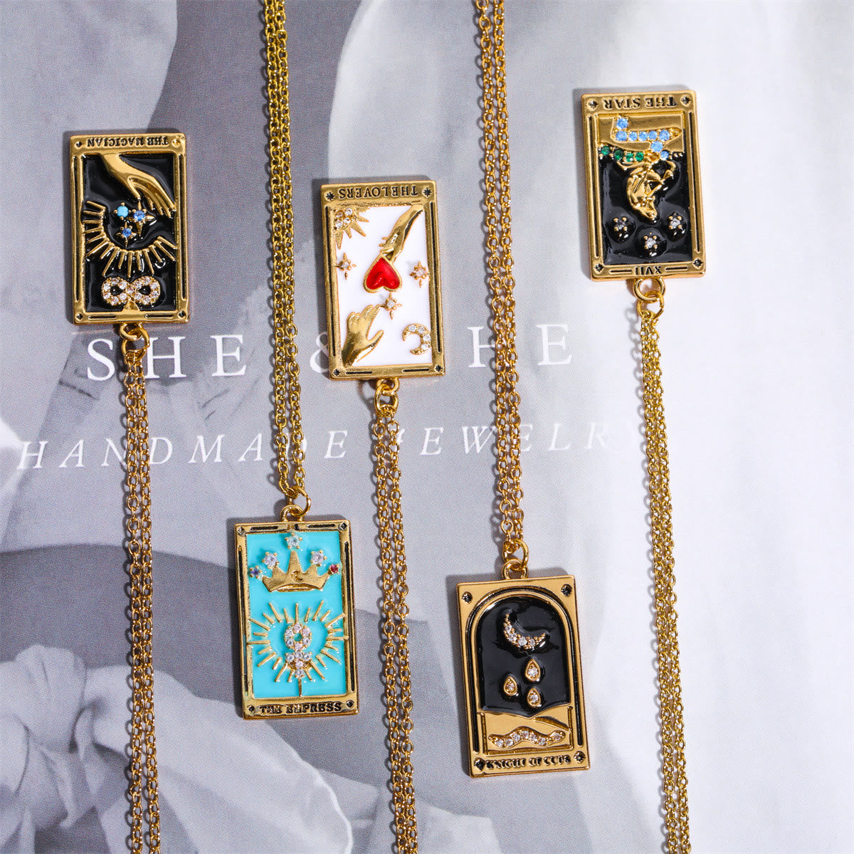 Amara - Collier pendentif tarot doré en zircone