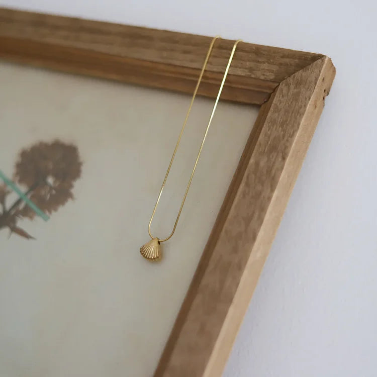 Lila - Collier fleur et coquillage, nature et luxe