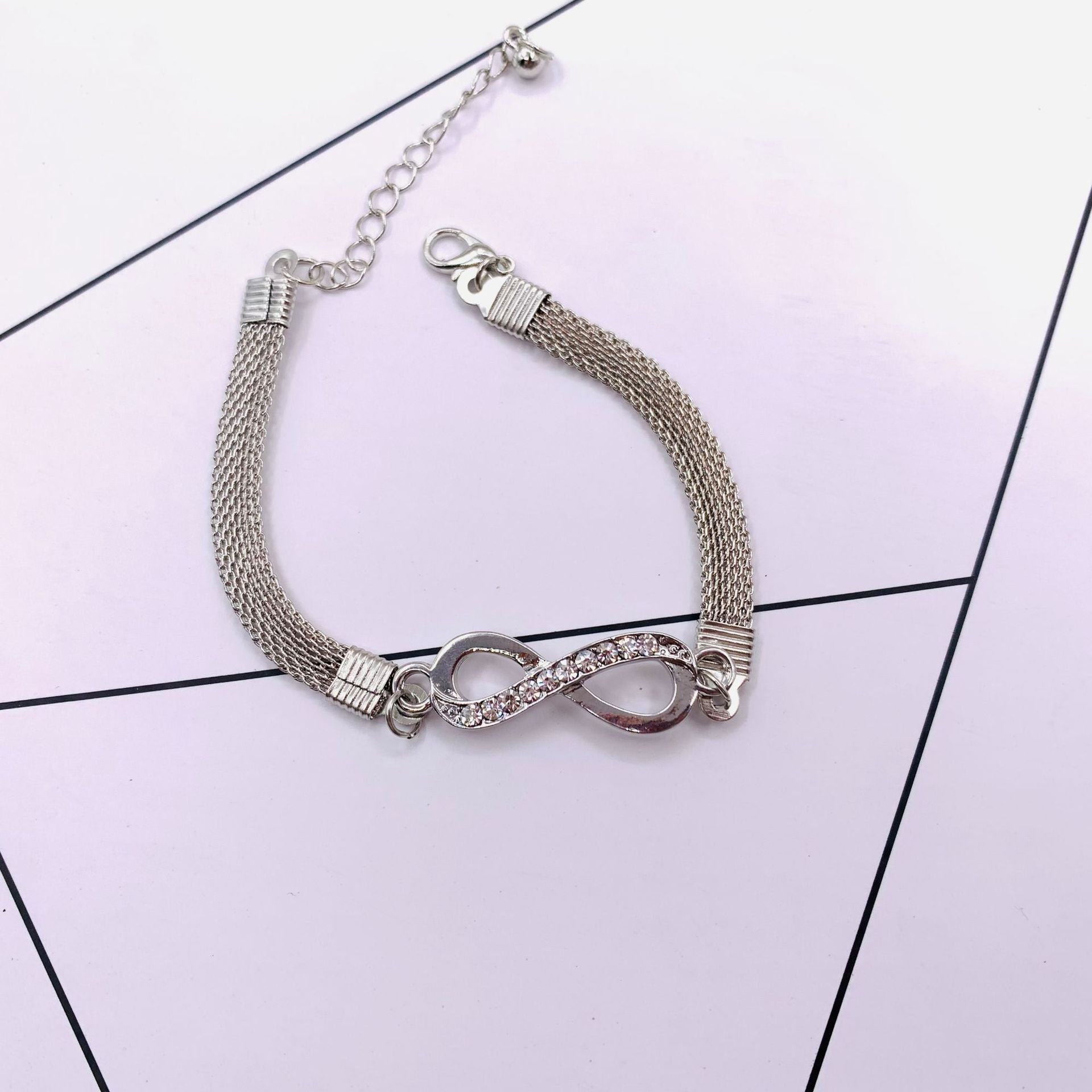 Bracelet infinity en argent, élégance intemporelle