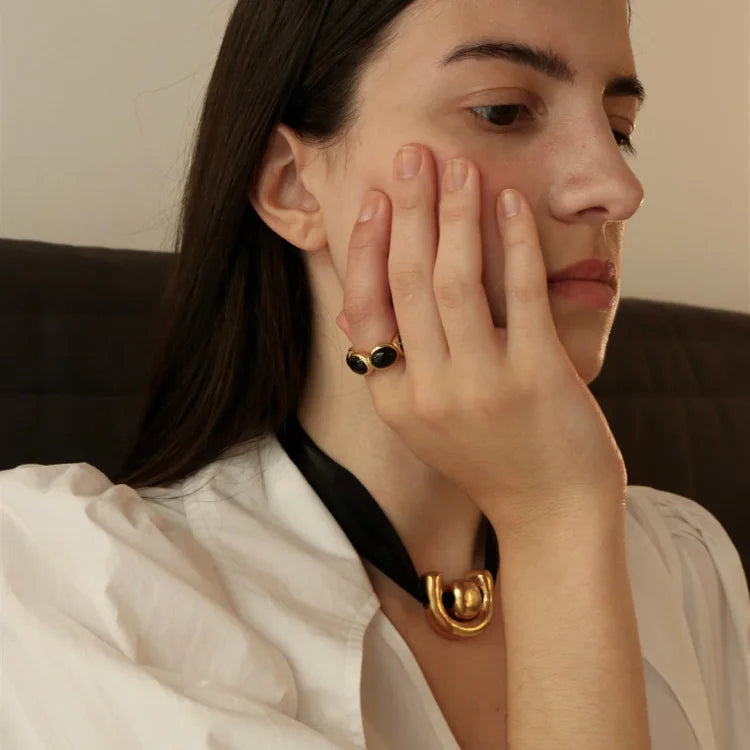 Celina - Bague onyx dorée mystère et élégance