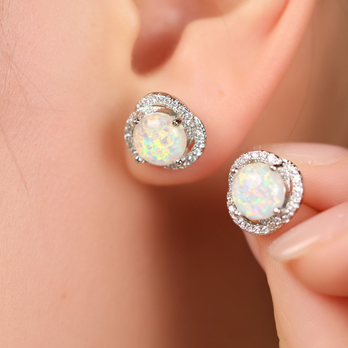 Elara - Boucles d'oreilles trèfle en opale blanche et zircone