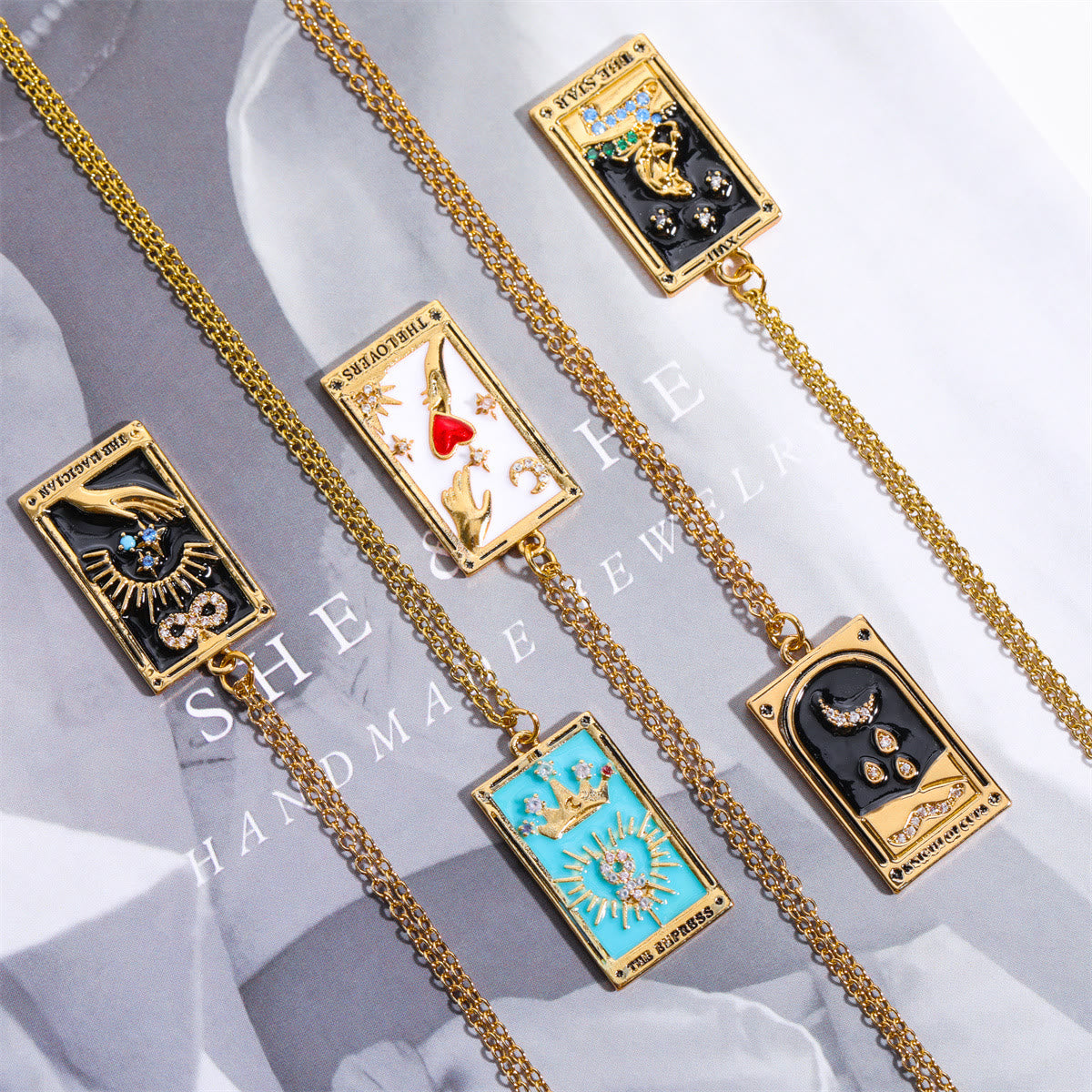 Amara - Collier pendentif tarot doré en zircone