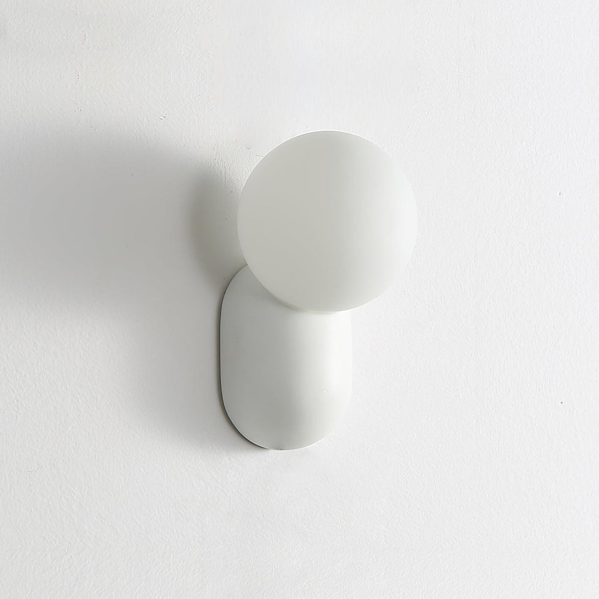 Utique - Elegant and Efficient Resin LED Wall Sconce