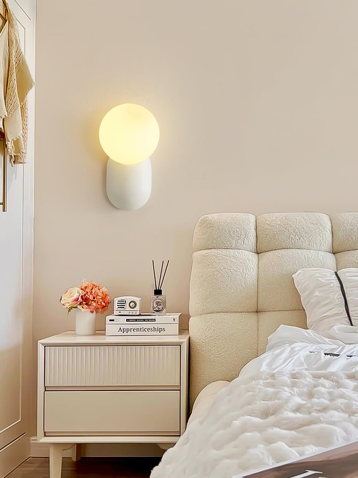 Utique - Elegant and Efficient Resin LED Wall Sconce