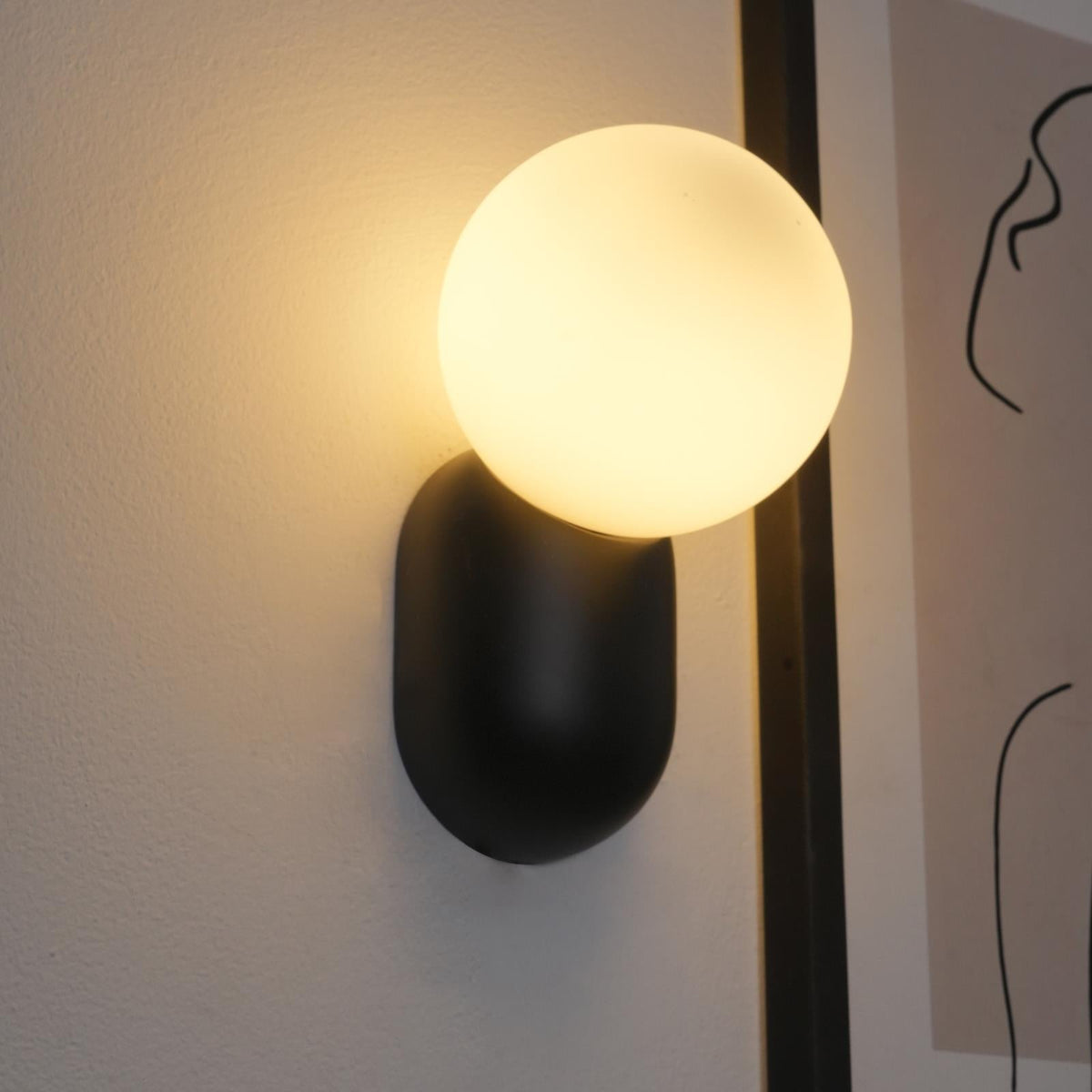 Utique - Elegant and Efficient Resin LED Wall Sconce