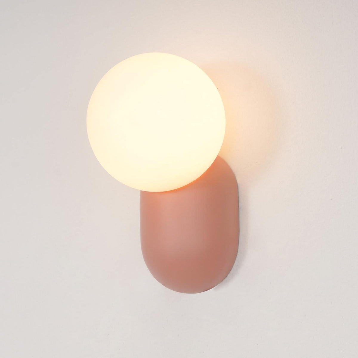 Utique - Elegant and Efficient Resin LED Wall Sconce