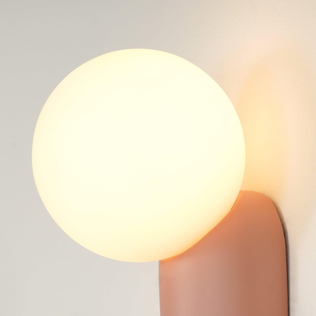 Utique - Elegant and Efficient Resin LED Wall Sconce