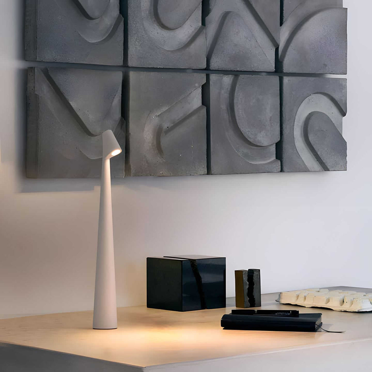 LunaSlim - Elegant Cordless Table Lamp with Adjustable Brightness