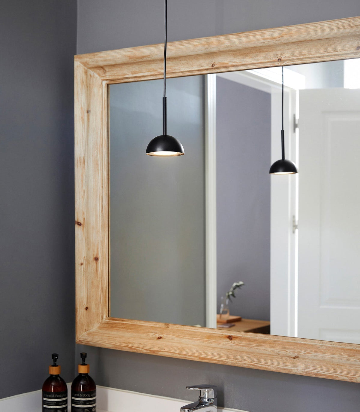 LumiereChic - Elegant Geometric Metal Pendant Light