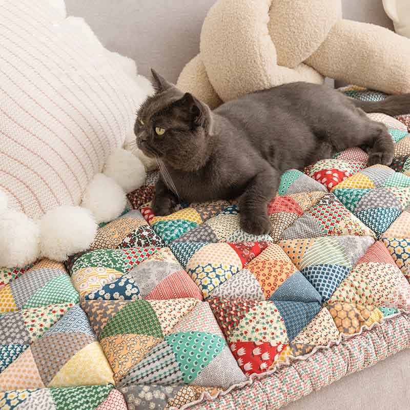 ChicShield - Quilted Sofa Cover for a Stylish Home