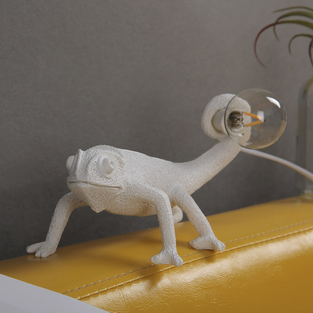Resin Lizard - Sculptural Resin Table Lamp for Modern Interiors