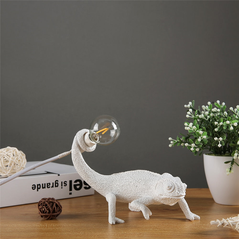 Resin Lizard - Sculptural Resin Table Lamp for Modern Interiors
