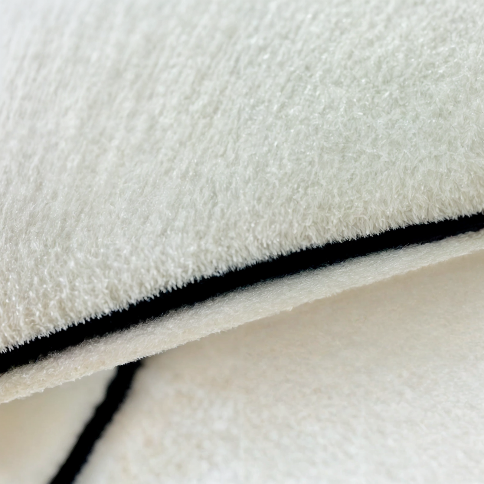 Woolly Waves - Tapis Rond Minimaliste en Laine à la Forme Unique