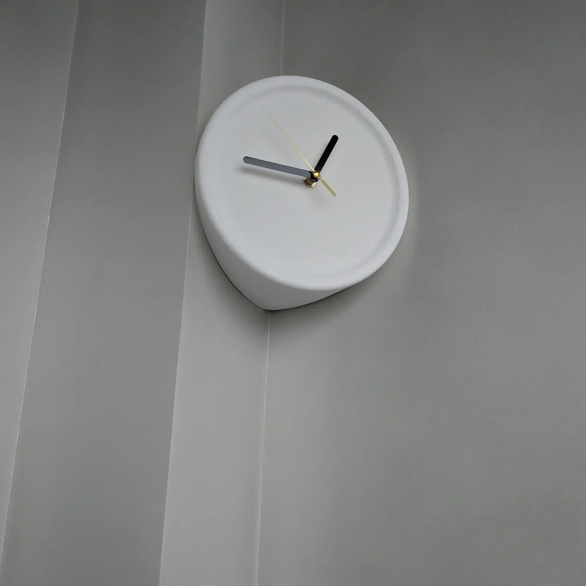 SilentCorner - No-Drill Silent Corner Wall Clock