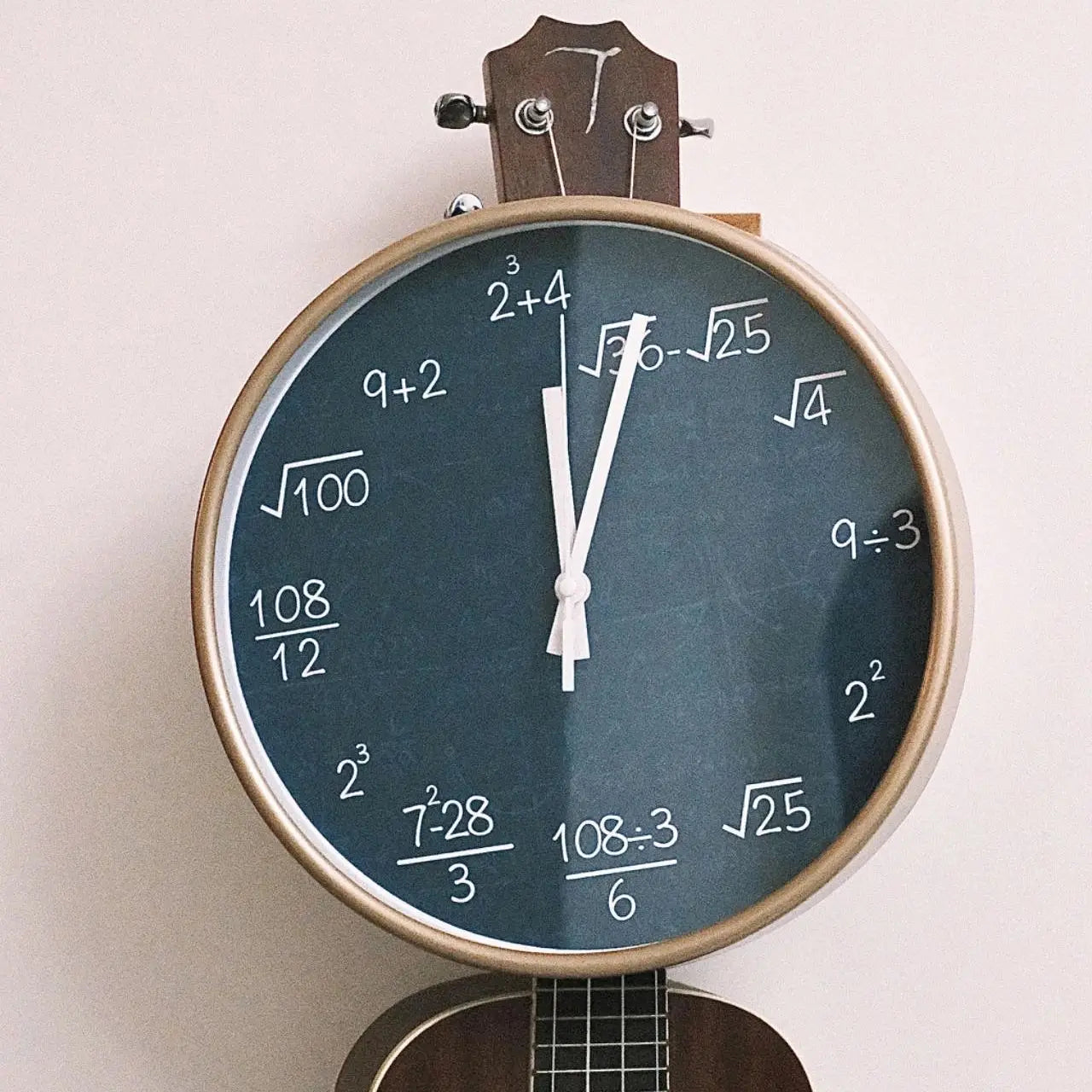 ChalkBoard Clock - Horloge Murale avec Formules Mathématiques