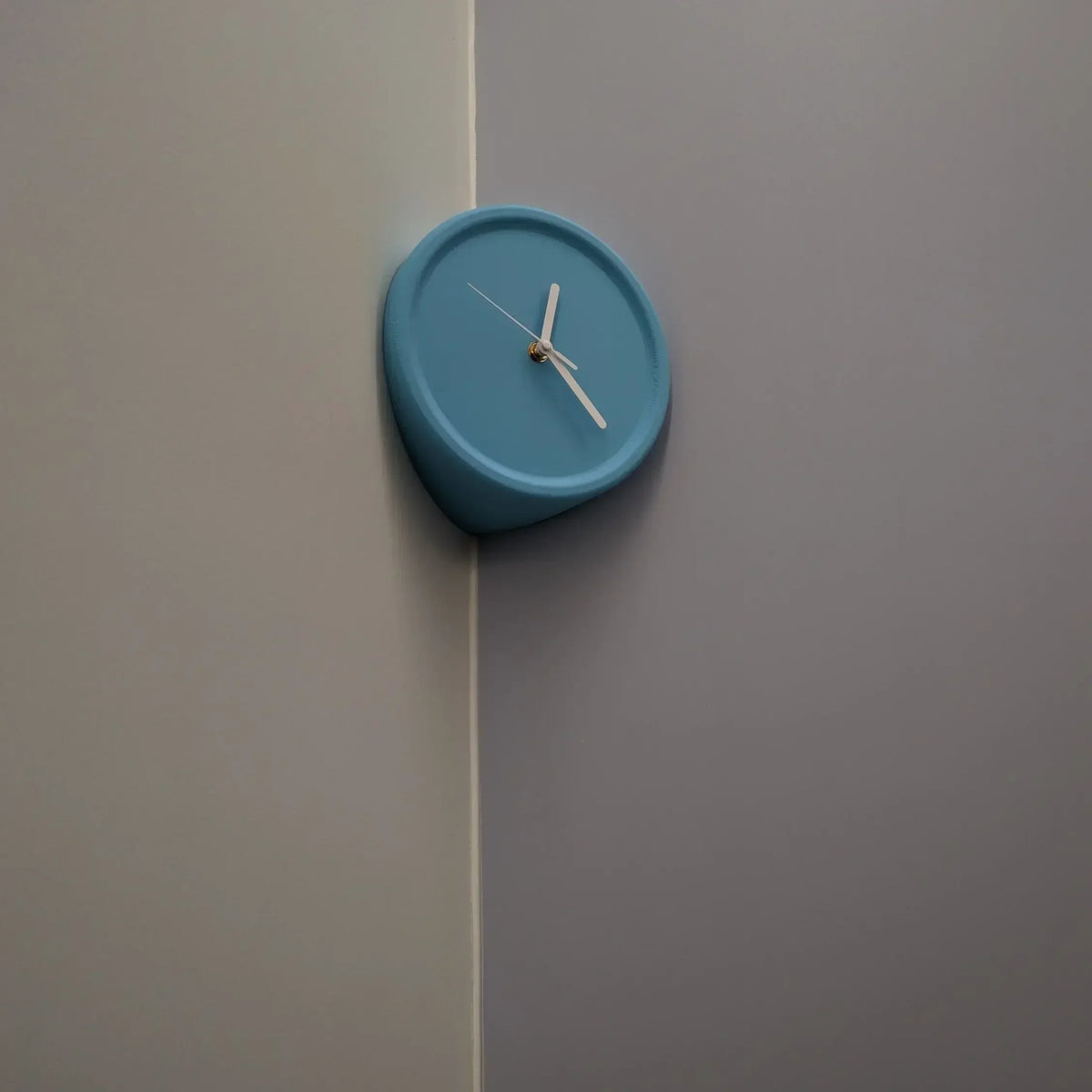 SilentCorner - No-Drill Silent Corner Wall Clock