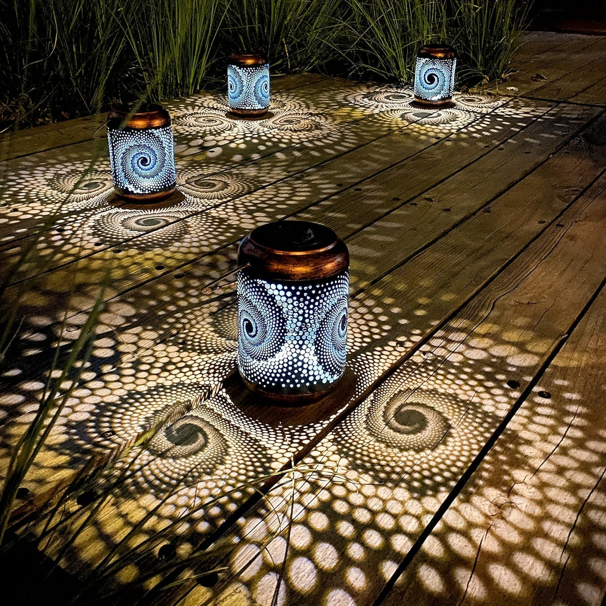 Vindori - Modern LED Solar Lantern for Outdoor Spaces