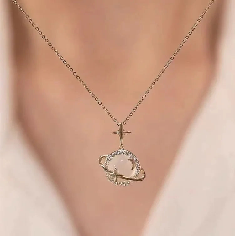 Celestia - Collier planète dorée charme céleste