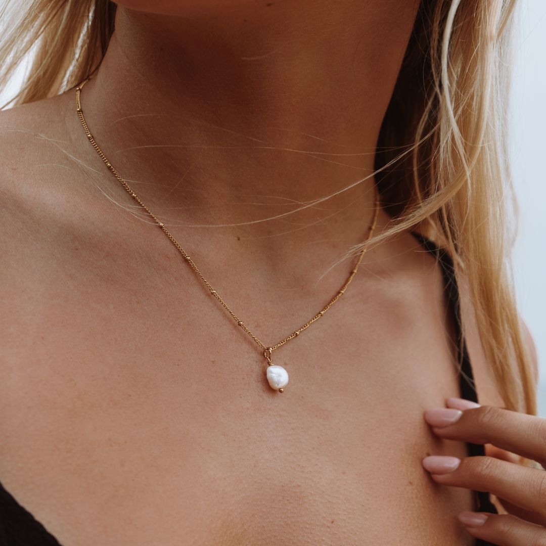 Anisa - Collier pendentif perle baroque élégant