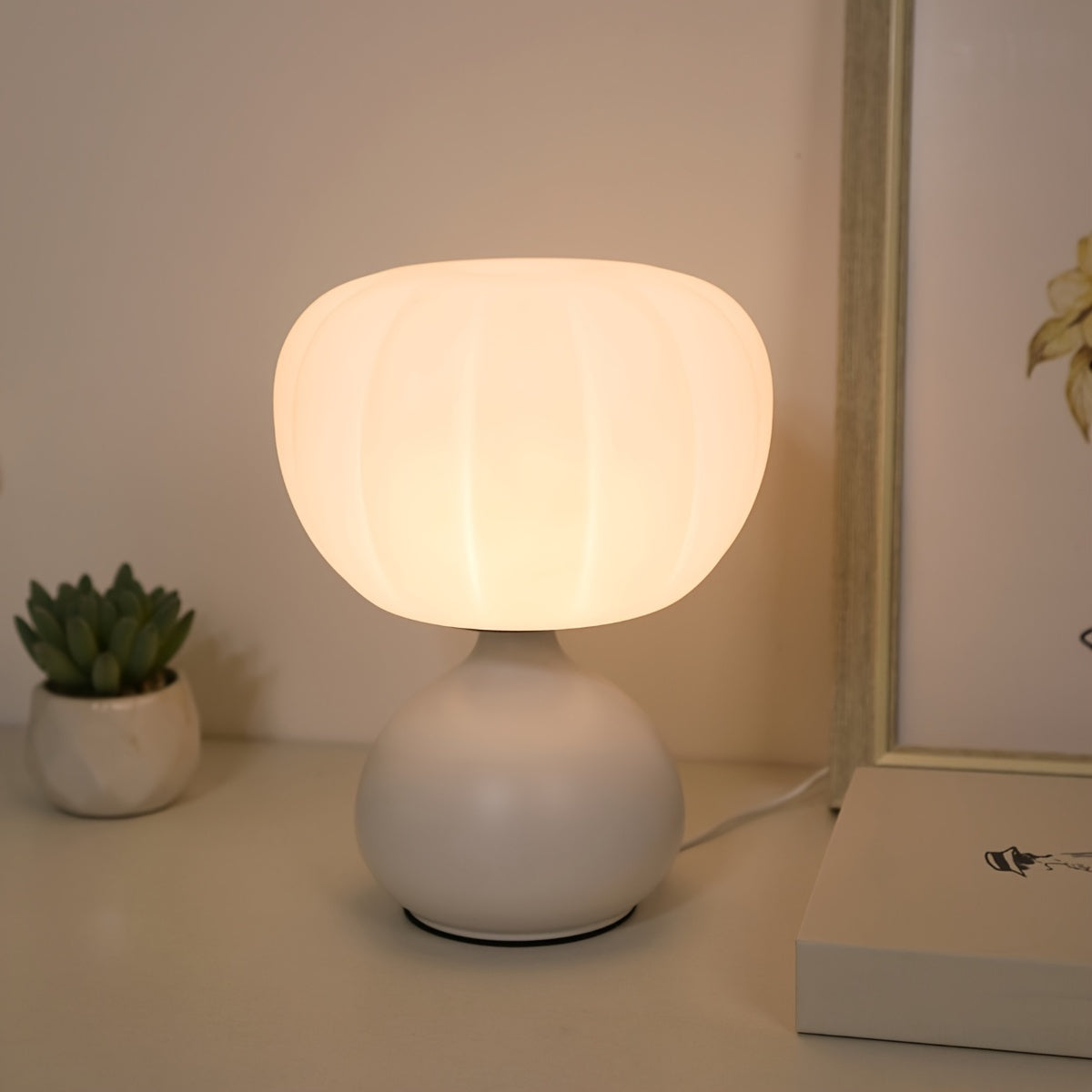 PumpkinGlow Lamp - 3-Color LED Table Lamp for a Warm Ambiance