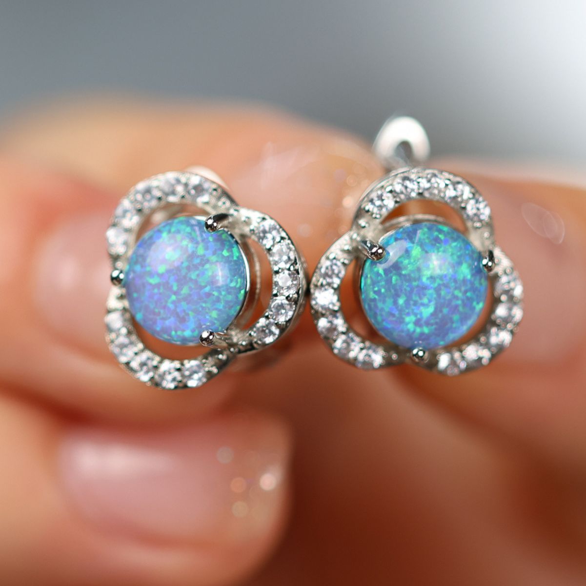 Elara - Boucles d'oreilles trèfle en opale blanche et zircone