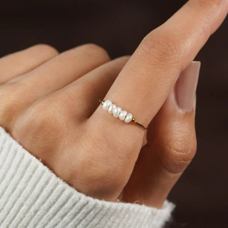 Sophie - Bague perle dorée au luxe classique intemporel