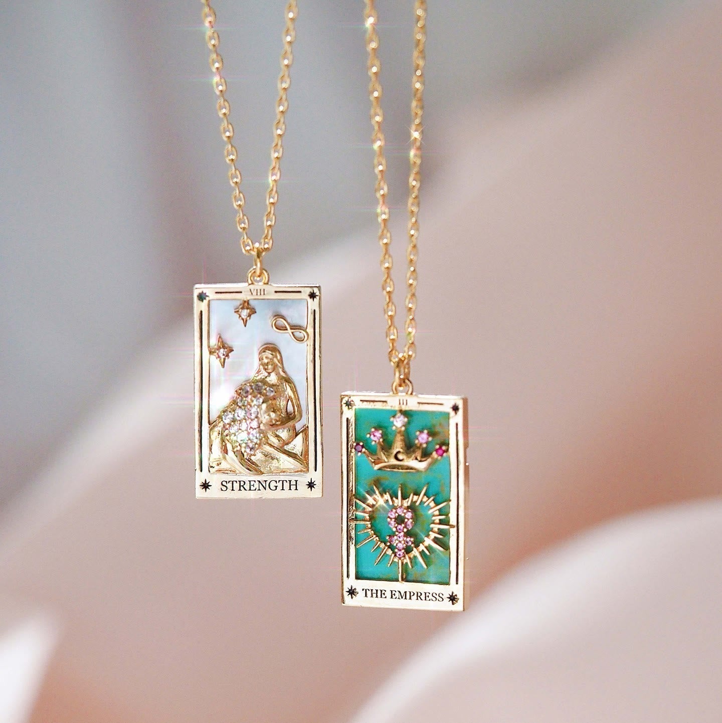Amara - Collier pendentif tarot doré en zircone
