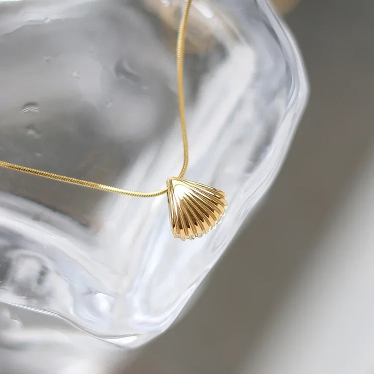 Lila - Collier fleur et coquillage, nature et luxe