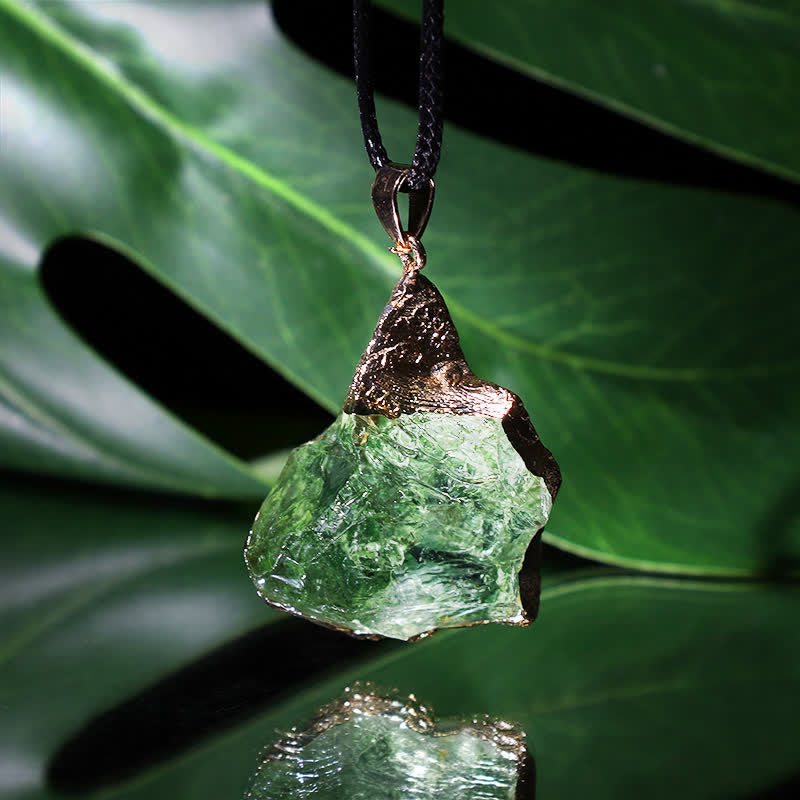Lyra - Collier moldavite naturelle élégant