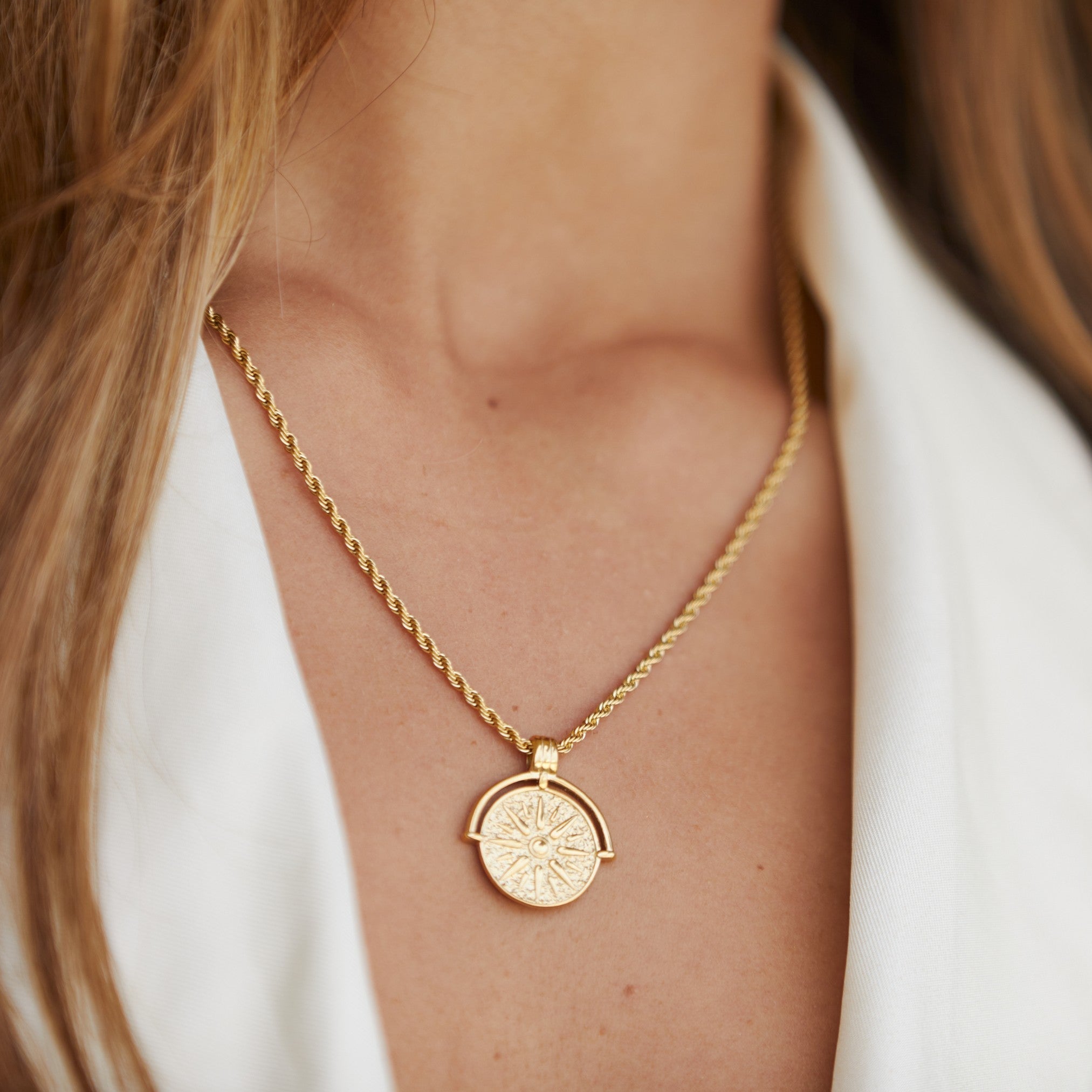 Aurora - Collier pendentif soleil élégant