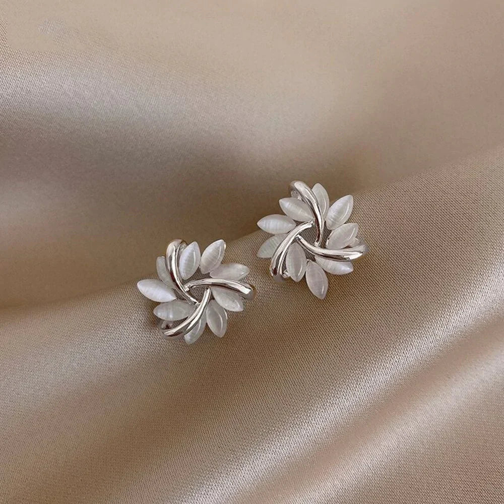 Amara - Clous d'oreilles fleur en opale ronde dorée