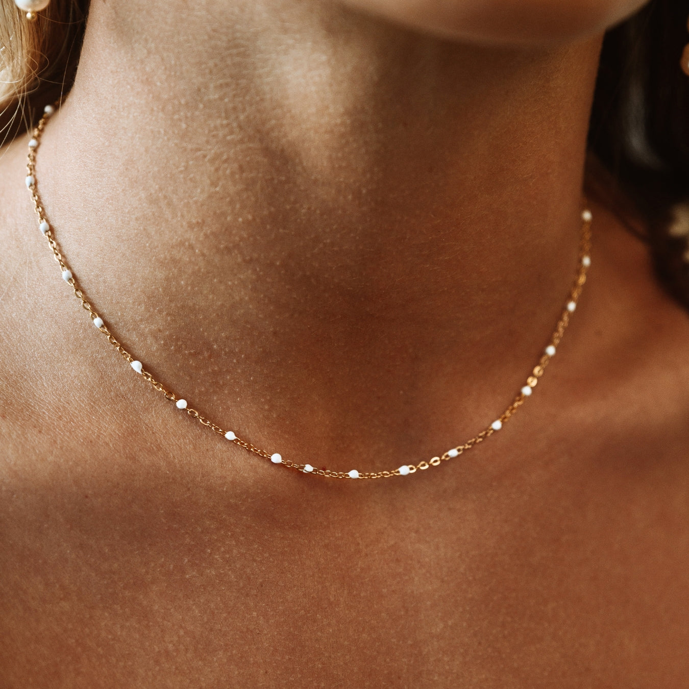 Aurielle - Choker émail blanc perles élégant