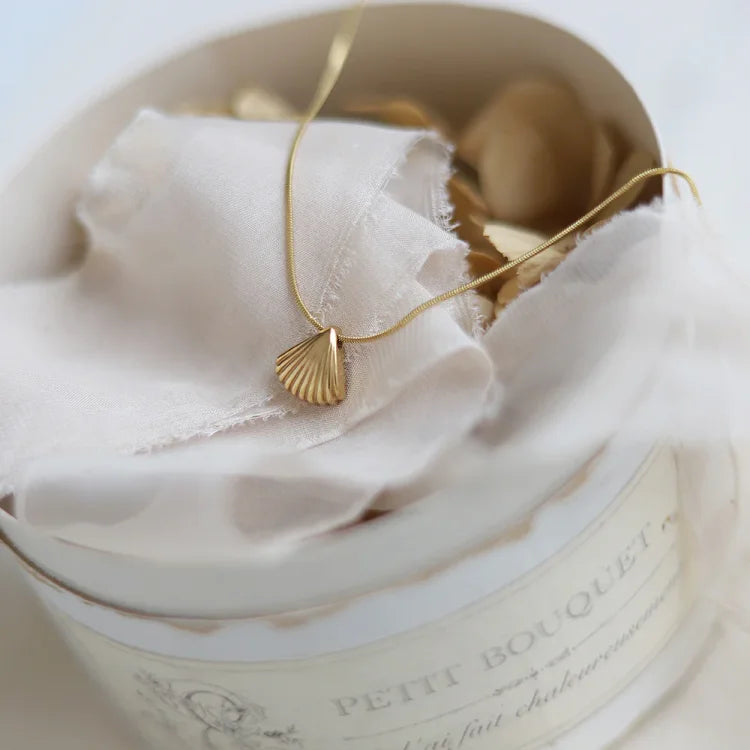 Lila - Collier fleur et coquillage, nature et luxe