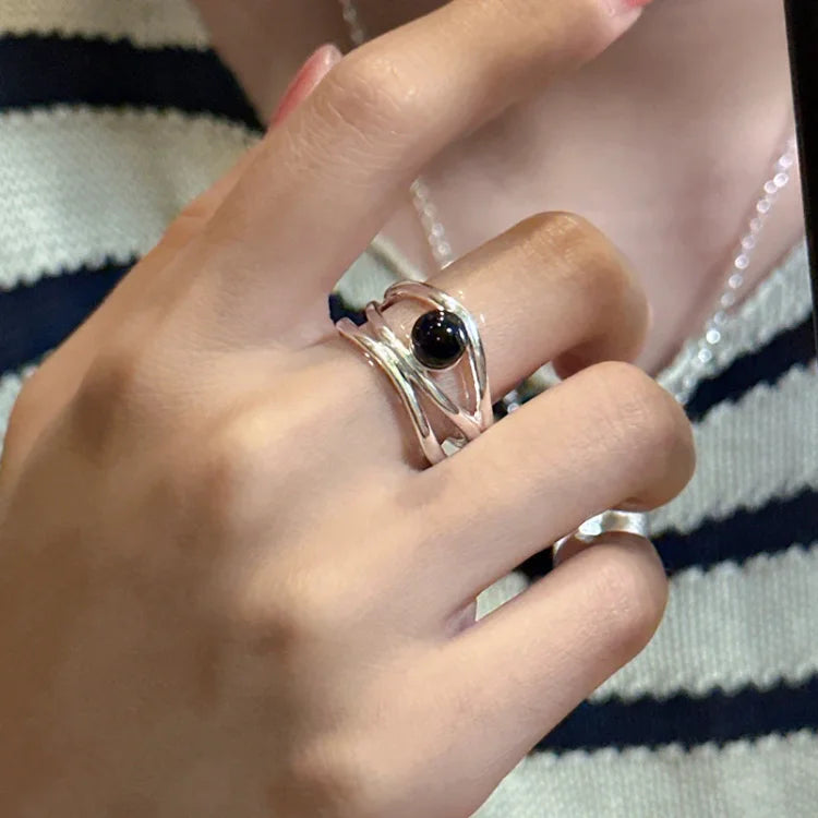 Arden - Bague en onyx noir multilignes au caractère fort