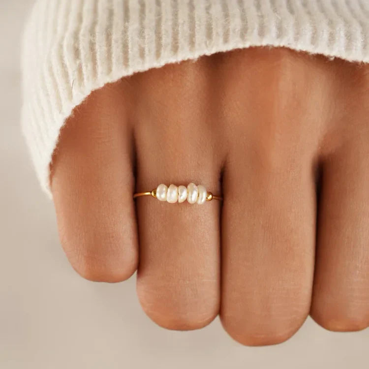 Sophie - Bague perle dorée au luxe classique intemporel
