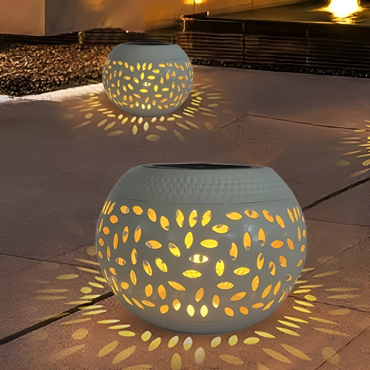 GardenTwinkle - Polka Dot Solar Garden Lamp