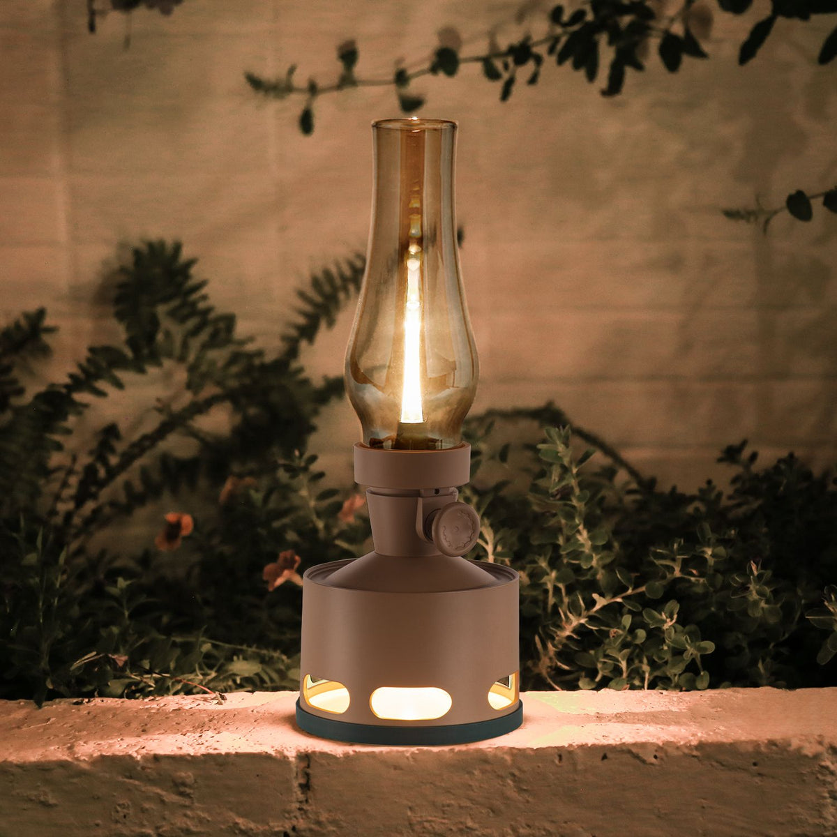NostalgiaLamp - Vintage LED Lantern for Cozy Evenings