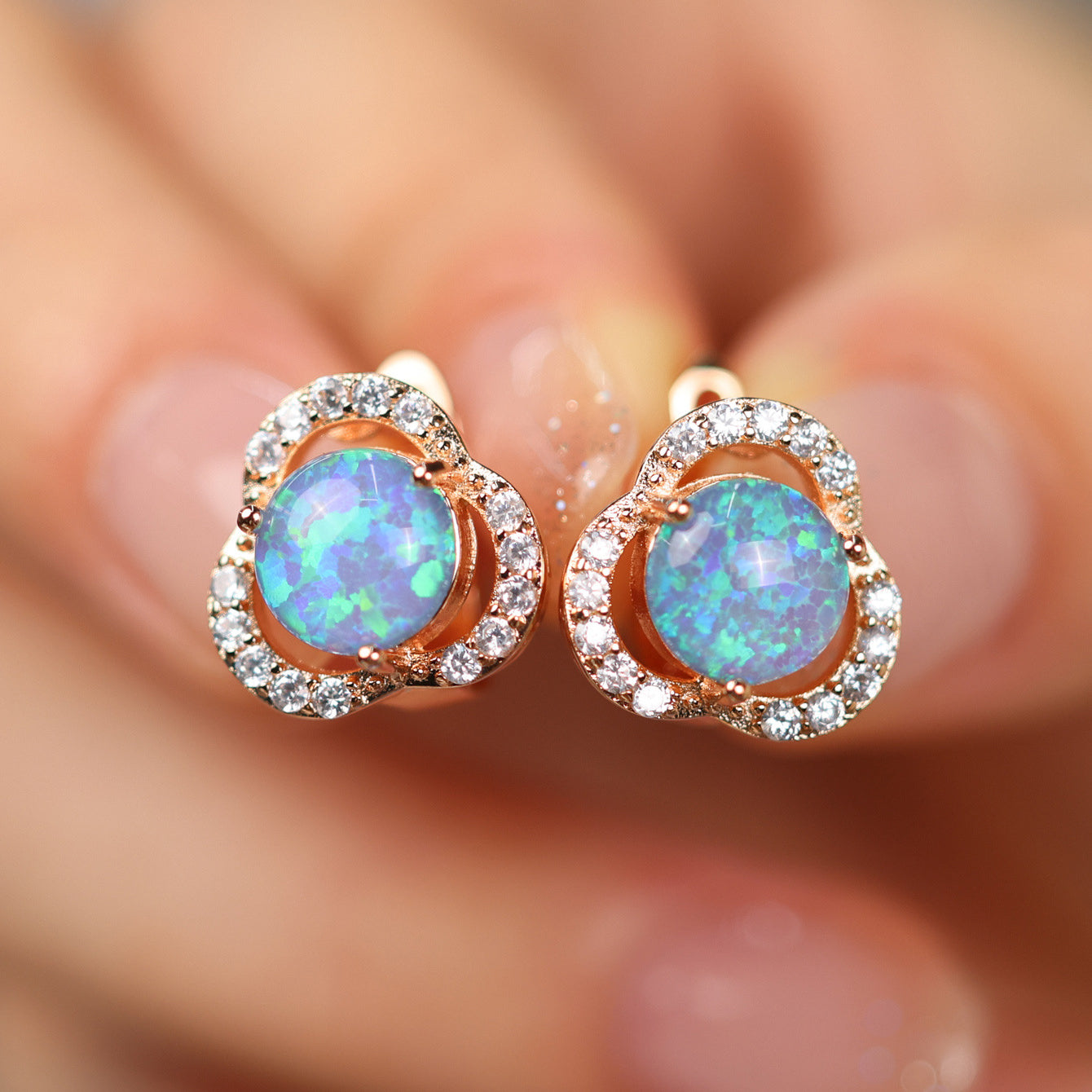 Elara - Boucles d'oreilles trèfle en opale blanche et zircone