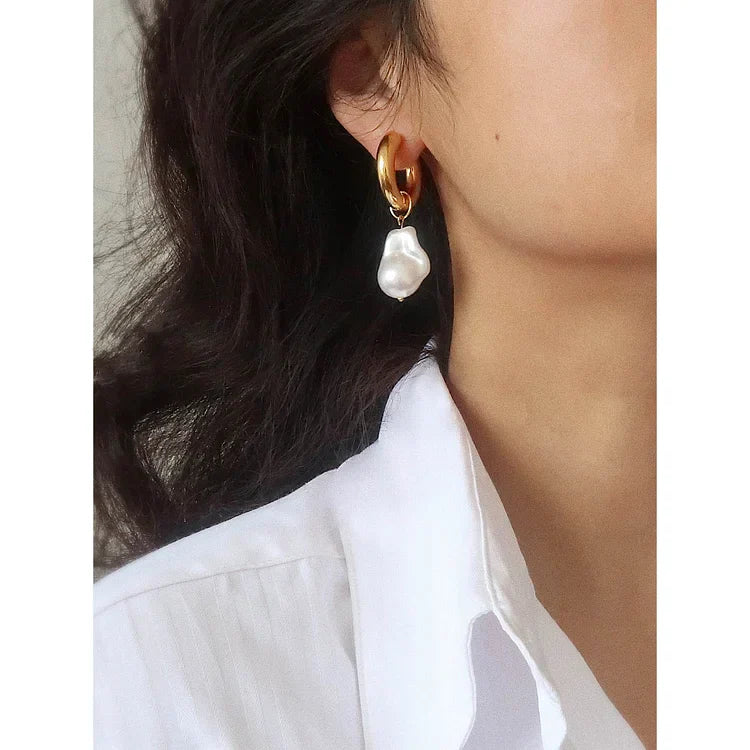 Isadora - Boucles en perle baroque au charme rétro doré