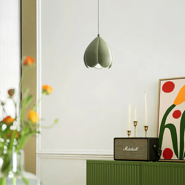 FlowerGlow - Elegant Cream Pendant Light for a Warm Interior