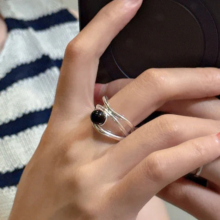 Arden - Bague en onyx noir multilignes au caractère fort