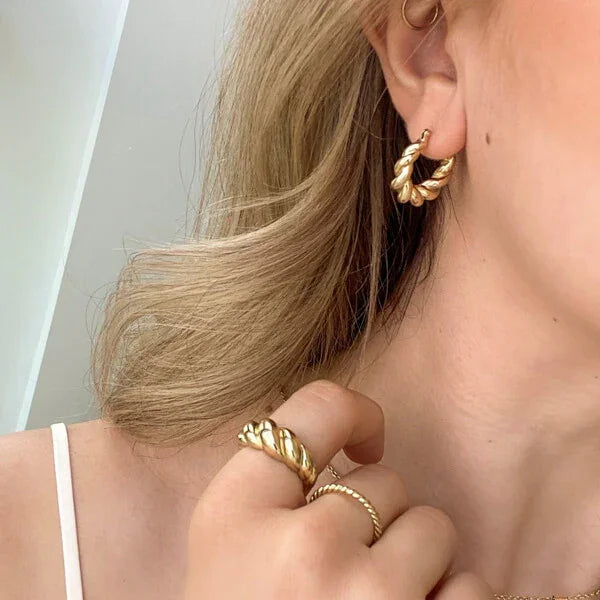 Selene - Bague cordée dorée à l'élégance intemporelle