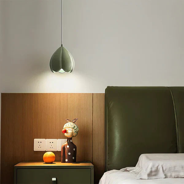 FlowerGlow - Elegant Cream Pendant Light for a Warm Interior